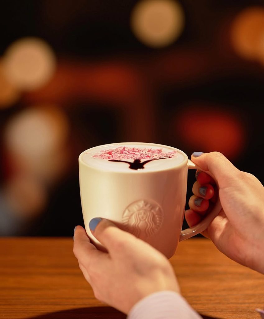 日本星巴克櫻花季登場:粉嫩拿鐵與白桃蘇打譜寫春之序曲 8 S 9224210 0 849x1024 1