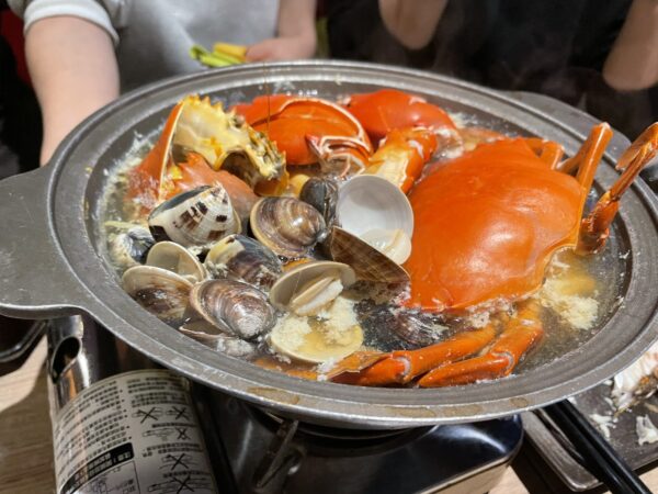 【台北中山國中站美食】小巷裡的實力派居酒屋 「憨人灶咖」無菜單料理成亮點 9 嚴選肥美大沙公,搭配蔬菜與海鮮慢火熬煮,完整鎖住海味精華。圖/朱立君攝