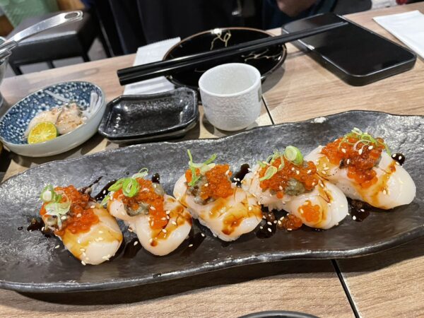 【台北中山國中站美食】小巷裡的實力派居酒屋 「憨人灶咖」無菜單料理成亮點 12 晶瑩剔透的鮭魚卵鋪滿料理表面,入口爆汁,鮮味在口中層層綻放。圖/朱立君攝