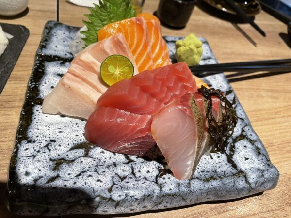 【台北中山國中站美食】小巷裡的實力派居酒屋 「憨人灶咖」無菜單料理成亮點 13 當日現切生魚片色澤鮮亮、刀工俐落,展現食材本身的純粹鮮甜與細緻口感。圖/朱立君攝