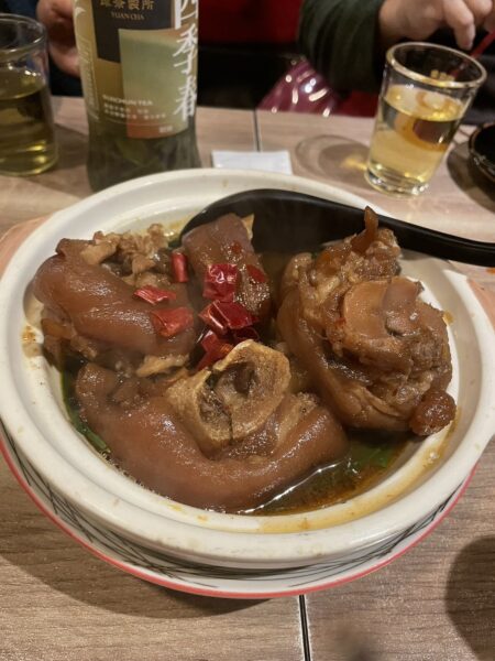 【台北中山國中站美食】小巷裡的實力派居酒屋 「憨人灶咖」無菜單料理成亮點 15 慢火滷製的豬腳色澤油亮,皮Q肉嫩、鹹香入味,展現傳統功夫料理的細膩層次。