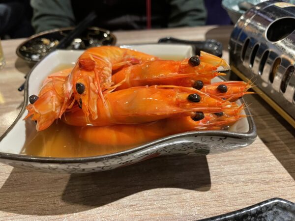 【台北中山國中站美食】小巷裡的實力派居酒屋 「憨人灶咖」無菜單料理成亮點 16 新鮮白蝦以紹興酒醃製入味,酒香滲透蝦肉,口感鮮甜細緻,是經典開胃冷盤。圖/朱立君攝