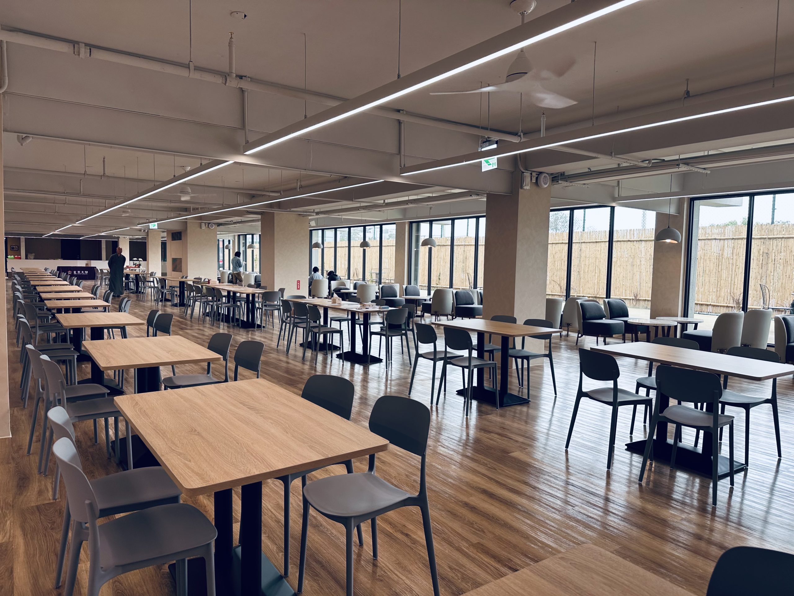 玄奘大學「優悅生活廣場」完工啟用 逆勢投資!!打造校園永續生活美學 13 %E5%9C%963%E7%8E%84%E5%A5%98%E5%A4%A7%E5%AD%B8%E5%84%AA%E6%82%85%E7%94%9F%E6%B4%BB%E5%BB%A3%E5%A0%B4%E4%BB%A5%E6%98%8E%E4%BA%AE%E7%8F%BE%E4%BB%A3%E5%8C%96%E7%82%BA%E8%A8%AD%E8%A8%88%E4%B8%BB%E8%BB%B8%E5%85%A8%E9%9D%A2%E6%9B%B4%E6%96%B0%E5%A4%A9%E8%8A%B1%E6%9D%BF%E7%89%86%E9%9D%A2%E8%88%87 scaled 1