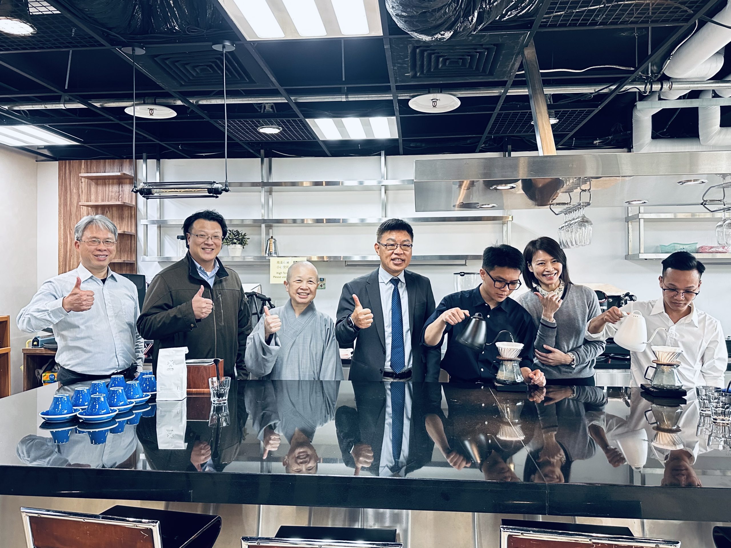 玄奘大學「優悅生活廣場」完工啟用 逆勢投資!!打造校園永續生活美學 15 %E5%9C%965%E6%A0%A1%E9%95%B7%E7%B0%A1%E7%B4%B9%E7%90%A6%E8%88%87%E5%B8%AB%E7%94%9F%E5%9C%A8%E9%A4%90%E6%9C%8D%E6%95%99%E5%AE%A4%E6%89%8B%E6%B2%96%E5%92%96%E5%95%A1 0 scaled 1