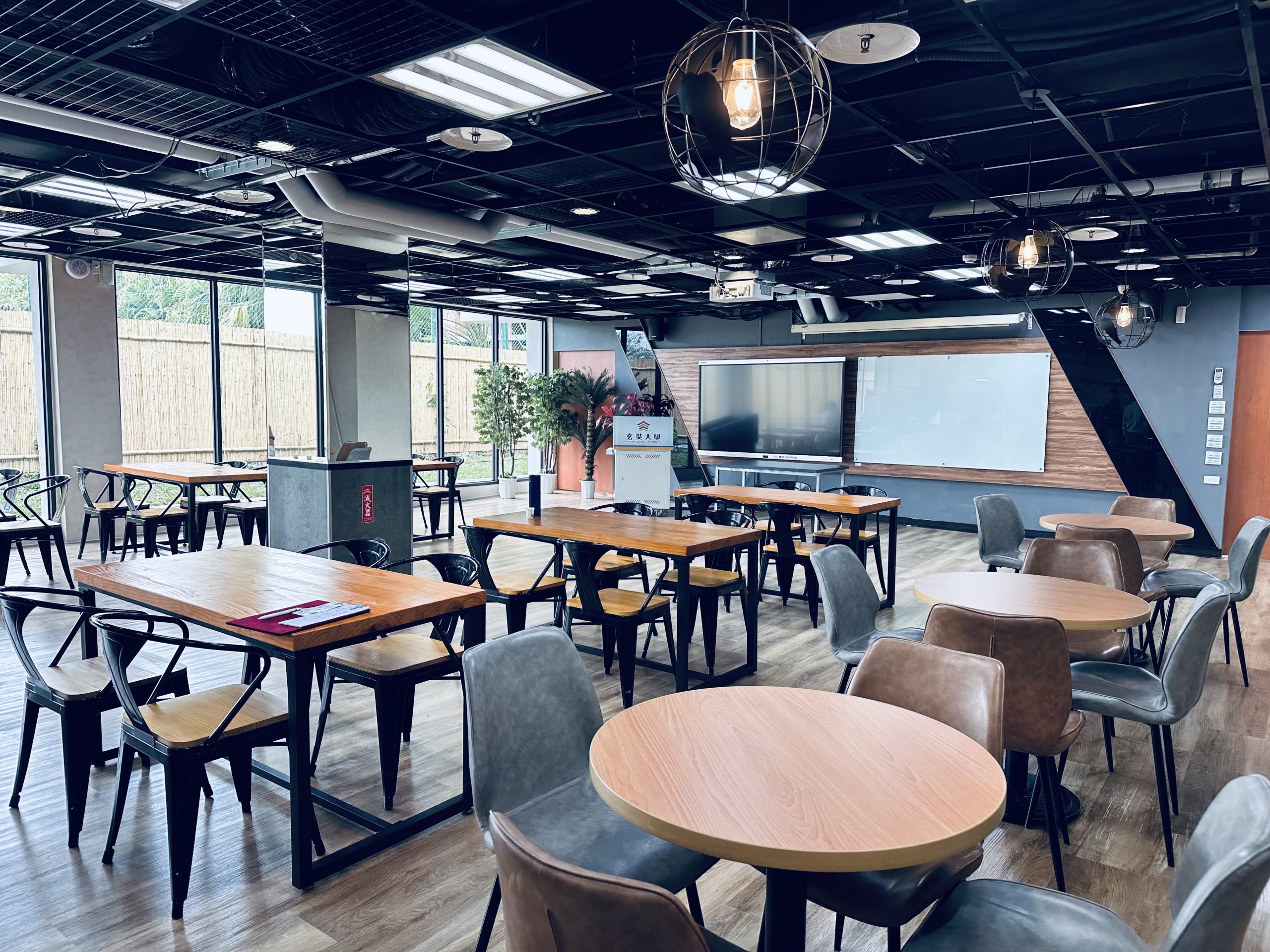 玄奘大學「優悅生活廣場」完工啟用 逆勢投資!!打造校園永續生活美學 16 %E5%9C%966%E9%A4%90%E6%97%85%E7%B3%BB%E9%A4%90%E6%9C%8D%E6%95%99%E5%AE%A4%E8%88%92%E9%81%A9%E7%9A%84%E6%95%99%E5%AD%B8%E7%92%B0%E5%A2%83 0 scaled 1