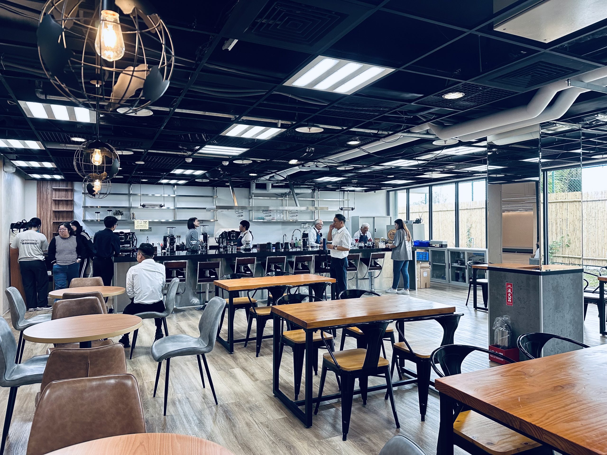 玄奘大學「優悅生活廣場」完工啟用 逆勢投資!!打造校園永續生活美學 20 %E5%9C%9610%E9%A4%90%E6%97%85%E7%B3%BB%E9%A4%90%E6%9C%8D%E6%95%99%E5%AE%A4%E8%88%92%E9%81%A9%E7%9A%84%E6%95%99%E5%AD%B8%E7%92%B0%E5%A2%83 0 scaled 1