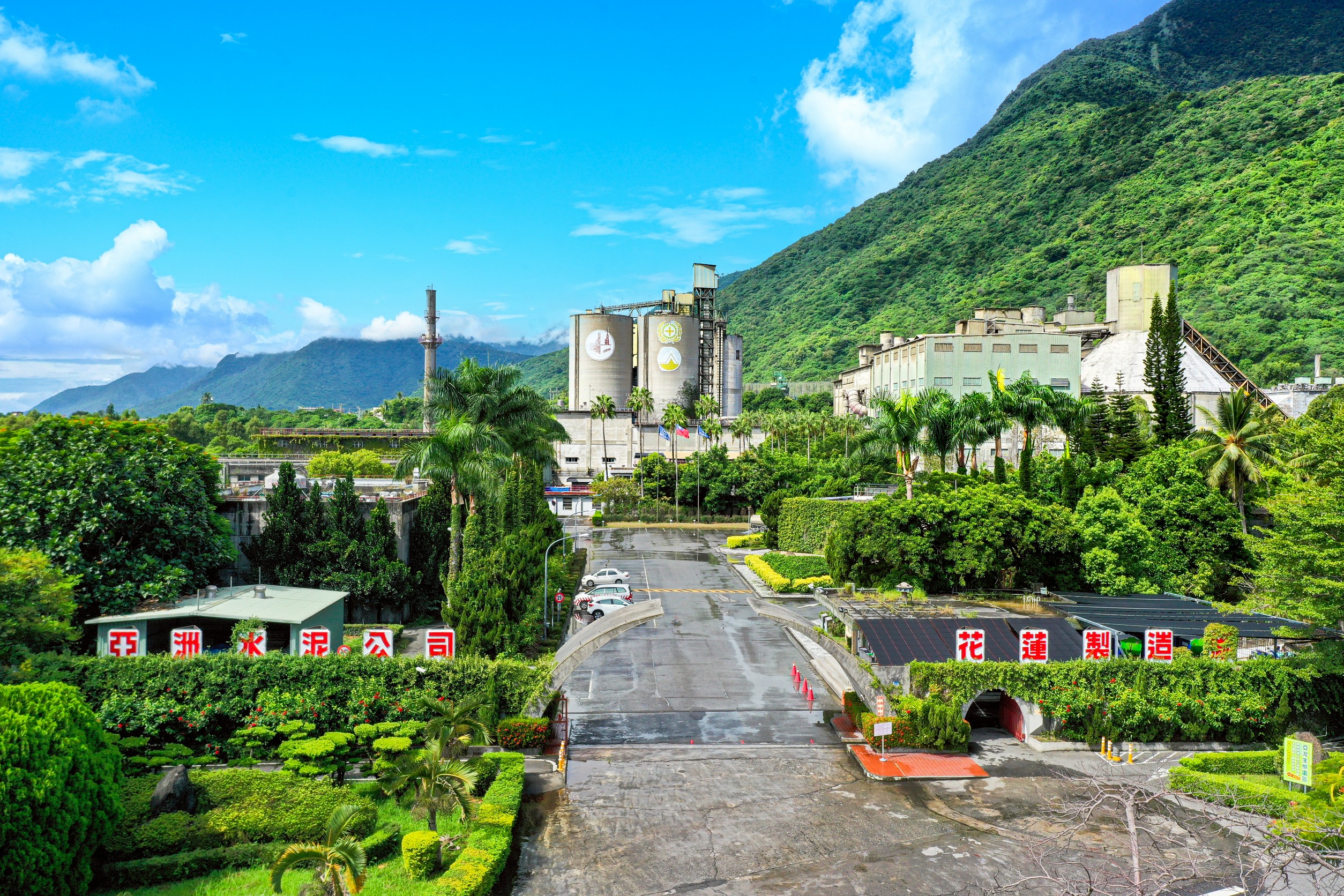 內部碳價上路 亞泥直攻淨零目標 3 %E5%9C%96%E8%AA%AA%E4%BA%9E%E6%B3%A5%E9%80%A3%E7%BA%8C%E4%B8%89%E5%B9%B4%E5%85%A5%E9%81%B8%E6%A8%99%E6%99%AE%E5%85%A8%E7%90%83%E6%B0%B8%E7%BA%8C%E5%B9%B4%E9%91%91%E5%BB%BA%E6%9D%90%E6%A5%AD%E5%8F%B0%E7%81%A3%E5%94%AF%E4%B8%80