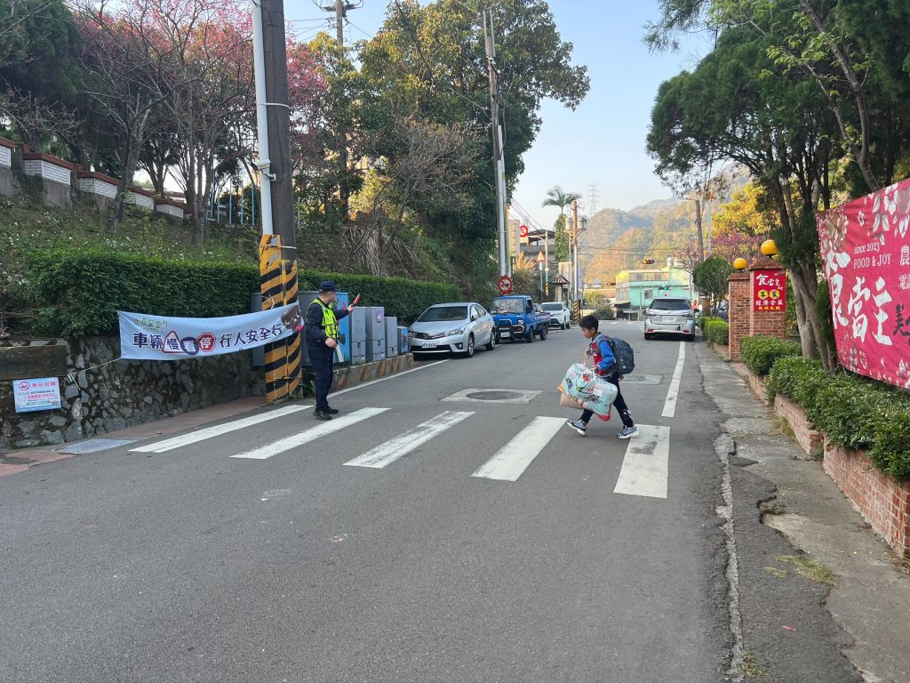苗栗大湖警分局配合轄區各國中小上下學護童專案 3 S 512892956 0 1024x768 1