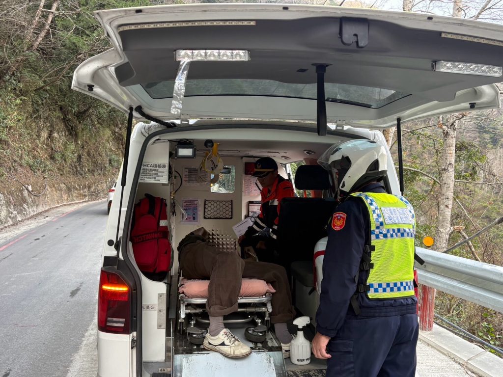 獨闖野溪溫泉命危 警攜AED奔救成功搶回一命 4 S 513409044 0 1024x768 1