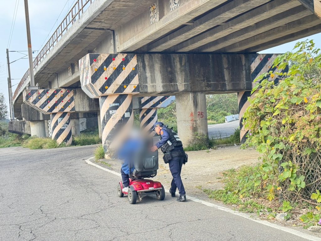 長者電動輔助車半路沒電 竹南警護送長者回家 2 S 513490953 0 1024x768 1