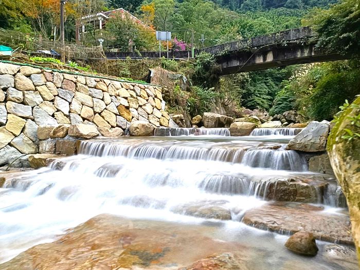 《圖說》「三峽區安坑里鹿母潭溪5月豪雨災害復建工程」設置跌水工創造出適合魚蝦、兩棲類躲藏與繁衍的空間。〈農業局提供〉