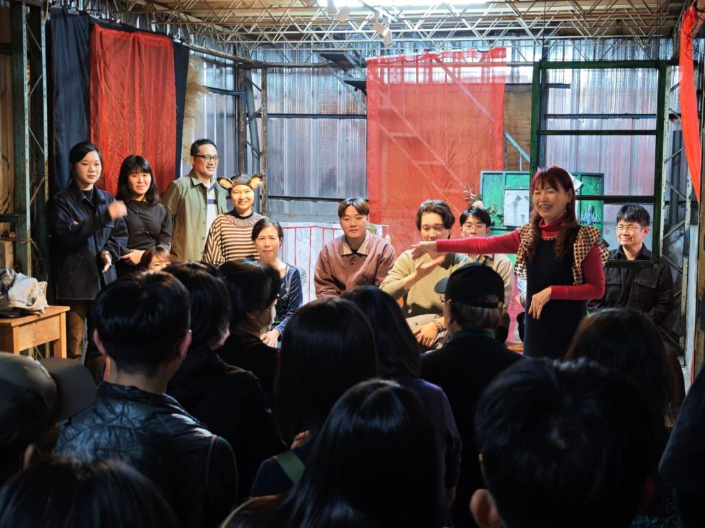 %E9%99%B3%E4%B8%AD%E7%B5%B1%E9%86%AB%E5%B8%AB%E8%88%87%E7%99%BD%E8%89%B2%E5%85%B1%E8%88%9E%E7%9A%84%E6%97%A5%E5%AD%90%E9%A0%91%E7%9F%B3%E5%8A%87%E5%9C%98%E6%BC%94%E5%87%BA 1024x768 1