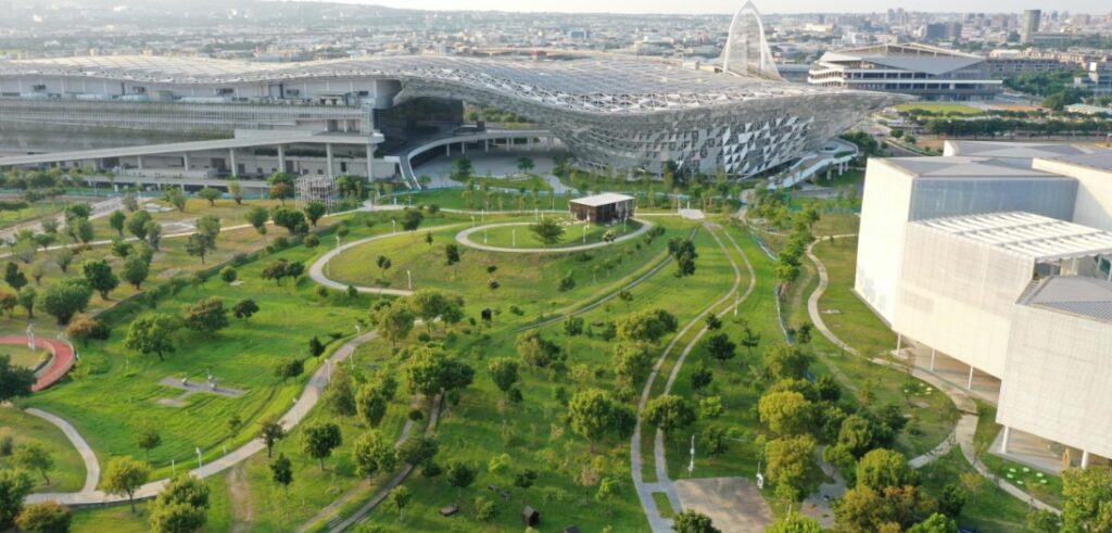 04 %E4%B8%AD%E5%A4%AE%E5%85%AC%E5%9C%92%E7%B6%A0%E7%92%B0%E5%A2%83%E6%95%B4%E5%90%88%E8%A8%88%E7%95%AB %E5%8F%B0%E4%B8%AD%E5%9C%8B%E9%9A%9B%E6%9C%83%E5%B1%95%E4%B8%AD%E5%BF%83 %E7%B6%A0%E7%BE%8E%E5%9C%96 %E6%A6%AE%E7%8D%B2%E5%B7%A5%E5%95%86%E6%A5%AD%E8%88%87%E5%9C%92%E5%8D%80%E9%A1%9E%E4%BD%B3%E4%BD%9C 1024x491 1