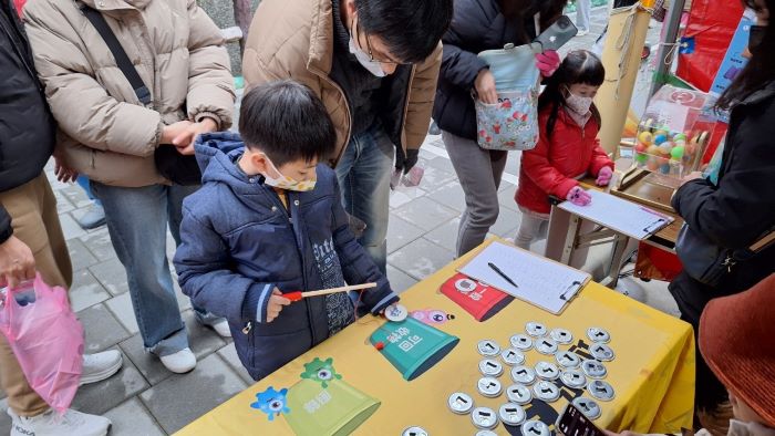 賞燈祈福做環保 新北推自備餐具換好禮 6 《圖說》攤位現場除了回收換好禮外,更有闖關小遊戲,只要完成指令,即可獲得精美好禮,歡迎民眾共同祈福響應環保。〈環保局提供〉