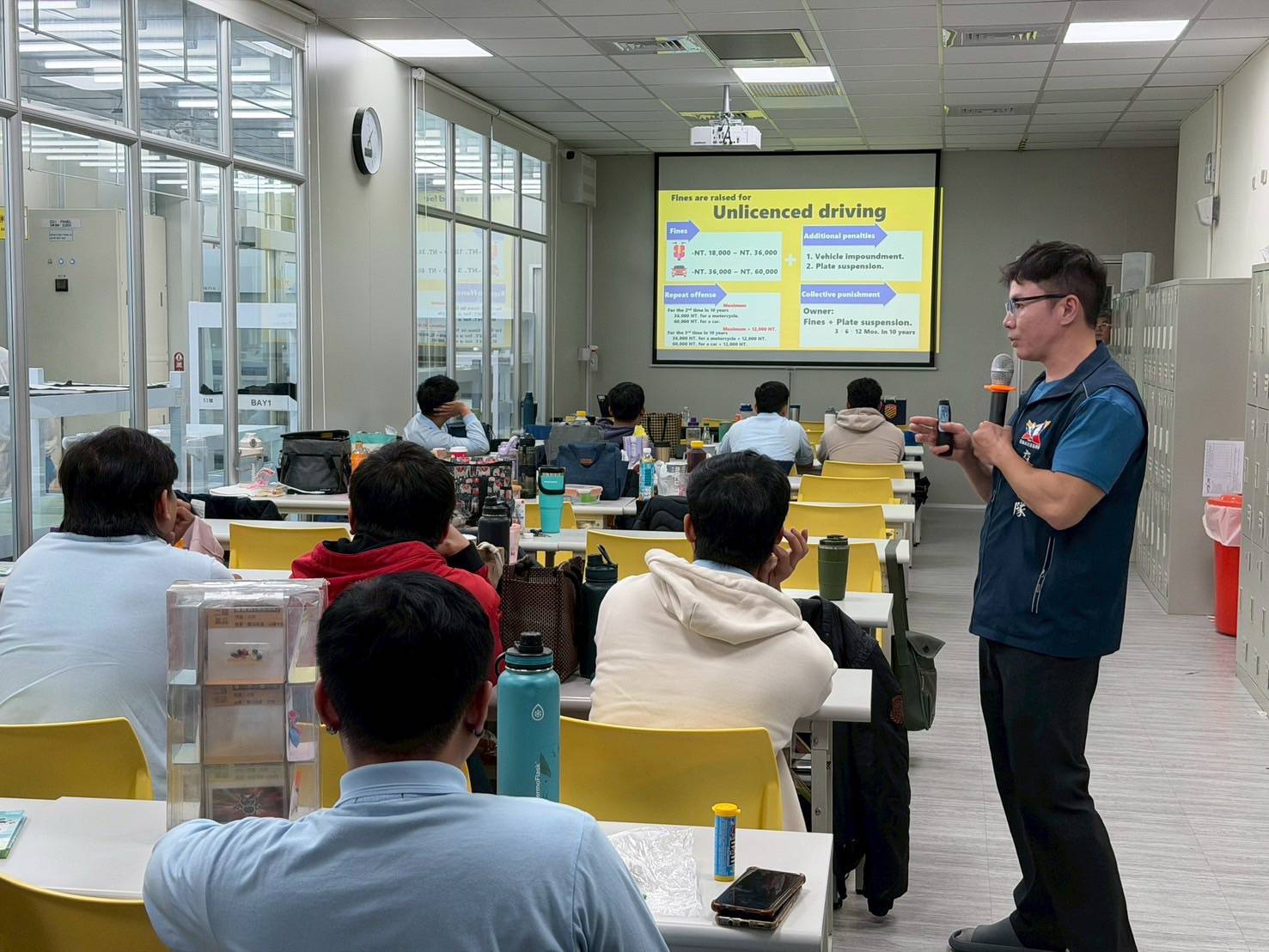 南警交大前進柳營工業區 提醒無照罰很大! 駕車不分心 6 1900510 0