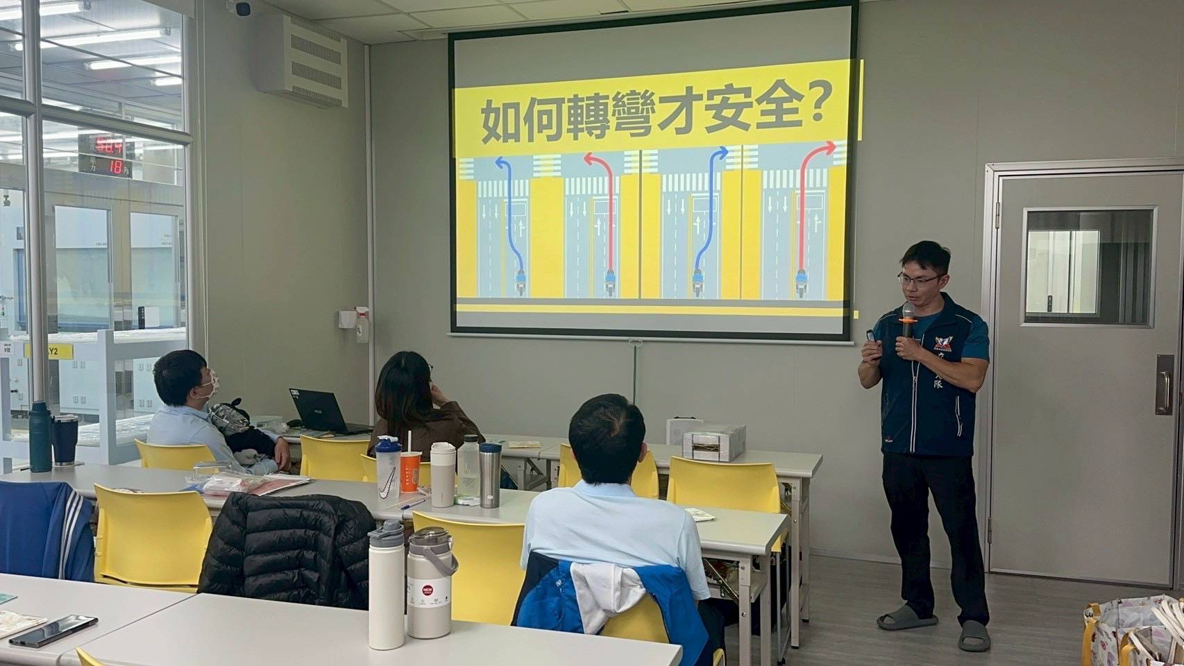 南警交大前進柳營工業區 提醒無照罰很大! 駕車不分心 7 1900512 0