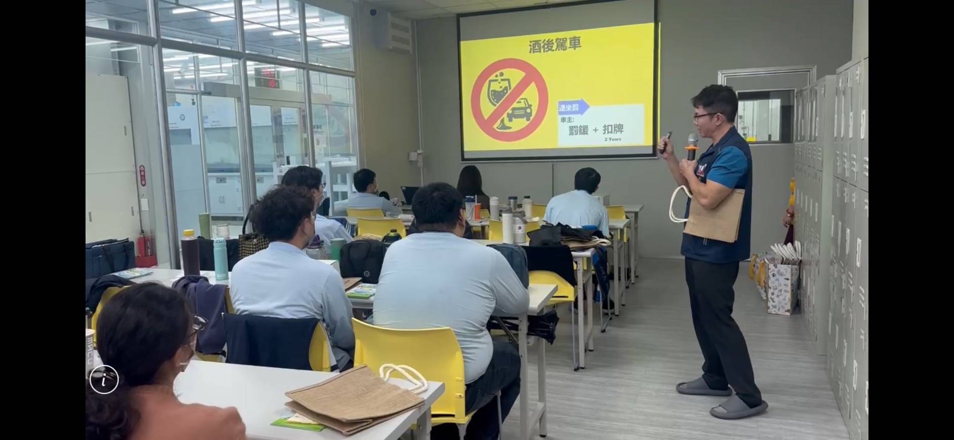 南警交大前進柳營工業區 提醒無照罰很大! 駕車不分心 8 1900511 0