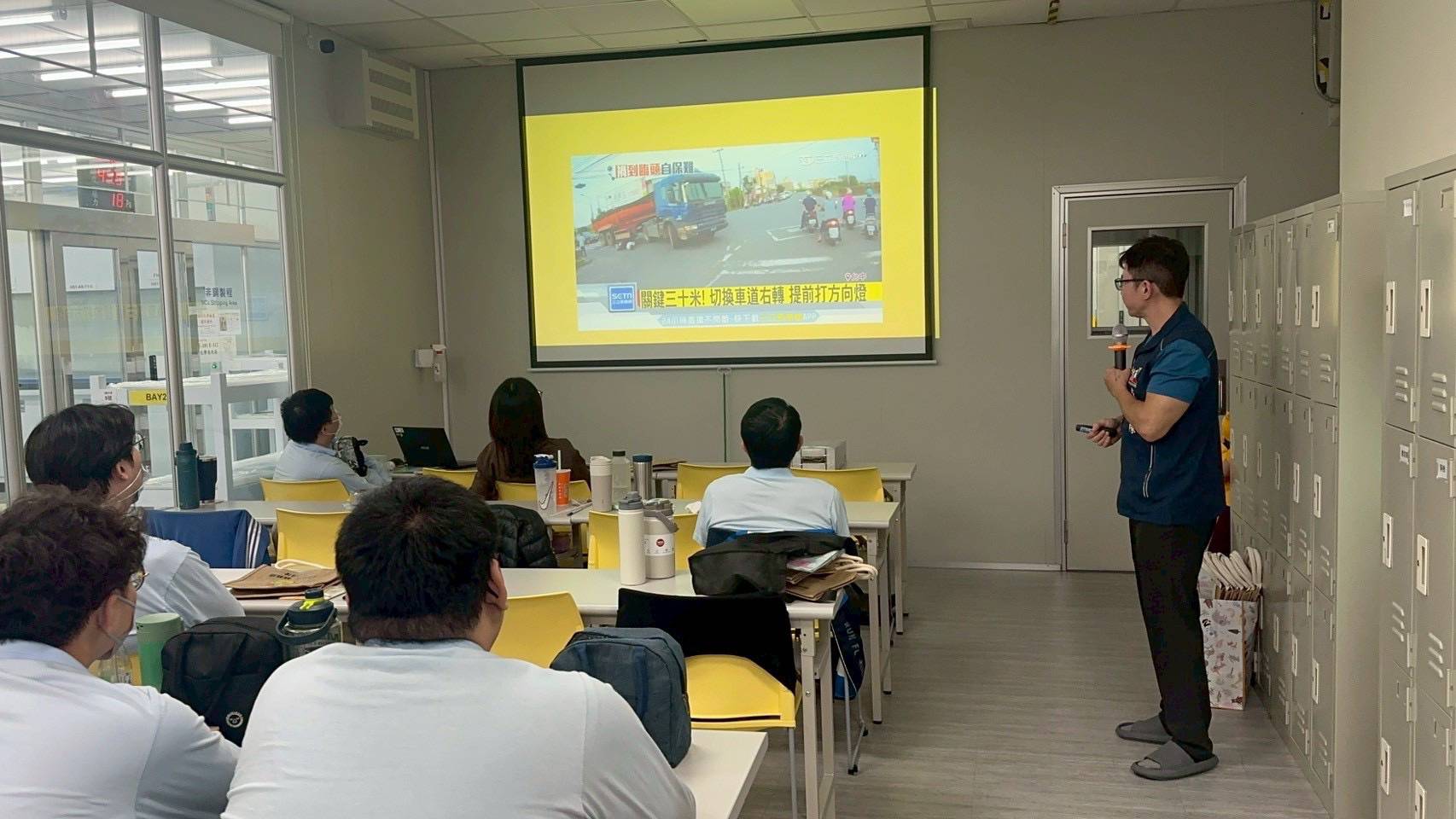 南警交大前進柳營工業區 提醒無照罰很大! 駕車不分心 9 1900513 0