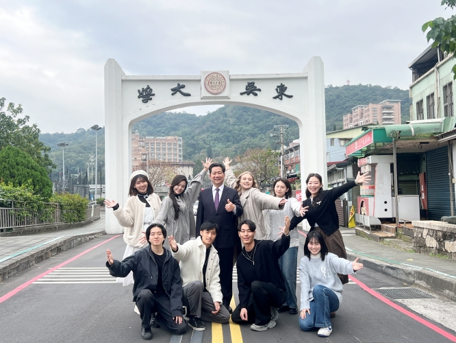 東吳奪最佳跨域力第一 51跨域課程不加負擔 4 %E5%9C%96%E4%B8%80%E6%9D%B1%E5%90%B3%E5%A4%A7%E5%AD%B8%E6%95%99%E5%AD%B8%E5%9A%B4%E8%AC%B9%E6%89%8E%E5%AF%A6%E6%A6%AE%E7%99%BB2026%E9%81%A0%E8%A6%8B%E5%95%86%E7%AE%A1%E6%B3%95%E5%BE%8B%E7%A7%81%E6%A0%A1%E4%B8%80%E8%88%AC%E5%A4%A7%E5%AD%B8%E7%AC%AC%E4%B8%89%E5%90%8D