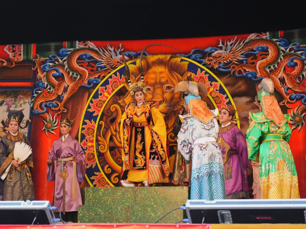 明華園龍井三陽玉府天宮熱力開演慶天公生 鄭照新贈匾「昊天開泰」肯定廟方護佑地方 12 %E6%98%8E%E8%8F%AF%E5%9C%92%E6%88%B2%E5%8A%87%E7%B8%BD%E5%9C%98 %E6%96%BC%E9%BE%8D%E4%BA%95%E4%B8%89%E9%99%BD%E7%8E%89%E5%BA%9C%E5%A4%A9%E5%AE%AE%E5%B8%B6%E4%BE%86%E7%B6%93%E5%85%B8%E6%88%B2%E7%A2%BC %E7%8D%85%E5%AD%90%E7%8E%8B 1024x769 1