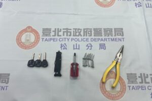 娃娃機大盜深夜 開工 三條通 流竄雙北 松山警追緝到案並收押 4 MEITU 20260226 083933234 300x200 1