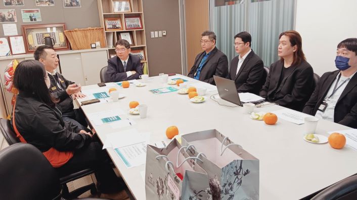 拓展退除役官兵就業資源 基隆榮服處主動訪廠商合作 7 《圖說》基隆市榮民服務處長方正(左二),偕就業站同仁拜訪中信保全公司黃炳訓總經理(左三)。〈基隆榮服處提供〉