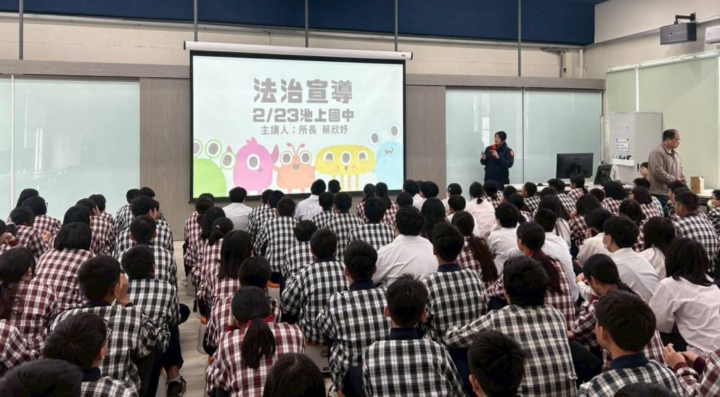 開學校園安全升級 關山警入校宣導反詐、反毒與交通新制 3 S 513933320 0 1024x566 1
