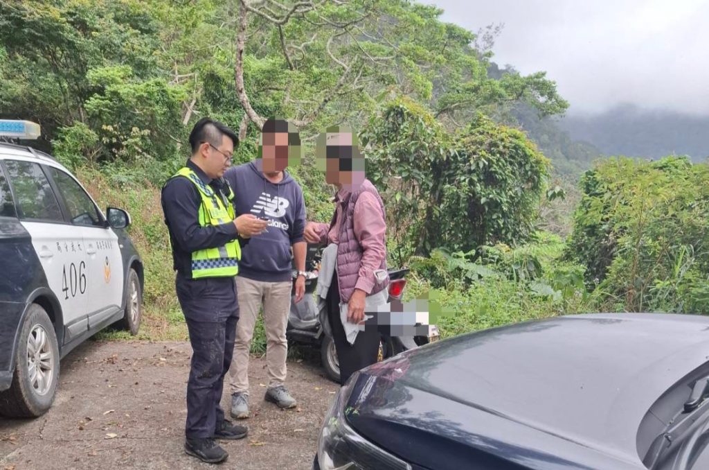 老翁金針山迷途翻車受困,太麻里警2小時搜尋成功救援 3 S 513908740 0 1024x678 1