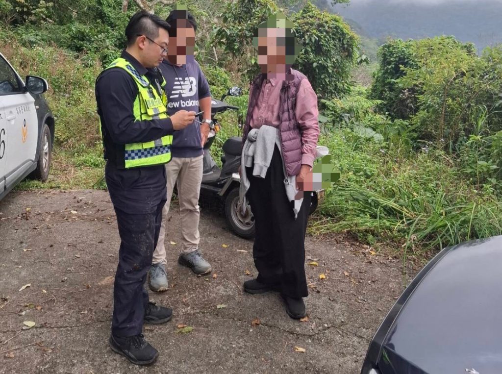 老翁金針山迷途翻車受困,太麻里警2小時搜尋成功救援 4 S 513908742 0 1024x763 1