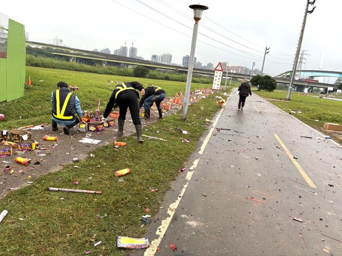 《圖說》民眾賞遊時發揮公德心，落實垃圾帶走或定點丟棄，齊心攜手淨煙火，河濱環境更舒適。〈高灘處提供〉