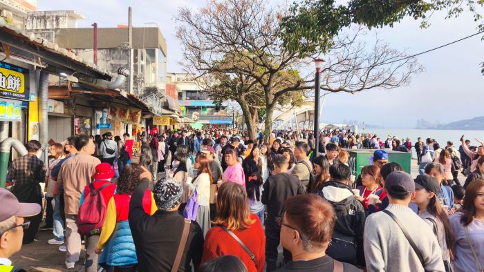 《圖說》河岸老街人潮熱絡，假日歡樂滿滿。〈高灘處提供〉