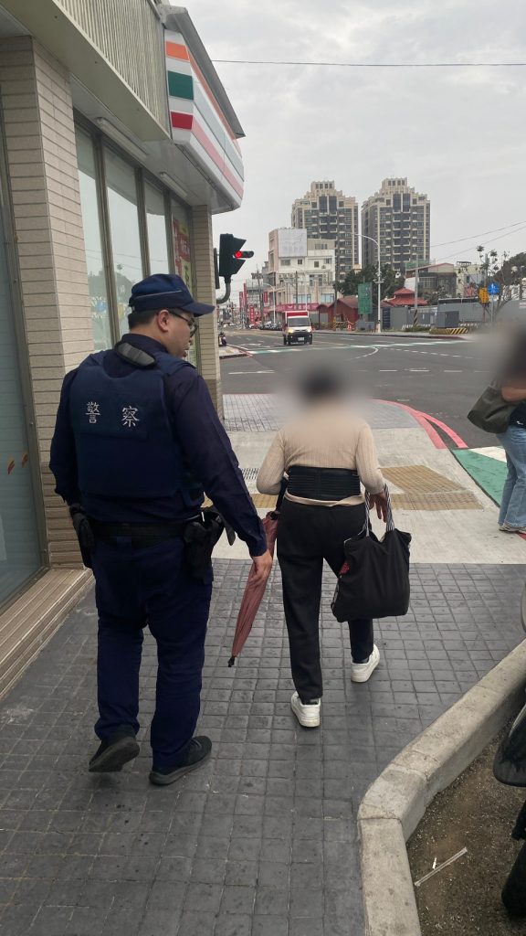 老嫗欲返家探親 誤搭公車輾轉迷路 尖山警貼心護送解危 2 S 513875980 0 576x1024 1
