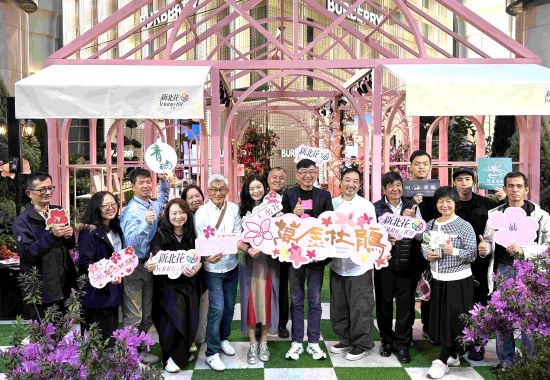 綻放城市花藝新風貌 「新北花Young101」攻頂國際地標 5 《圖說》農業局長諶錫輝〈中〉出席「新北花Young101」開幕茶會,見證新北花卉登上國際地標的重要時刻,並為這場城市花展揭開序幕。〈農業局提供〉