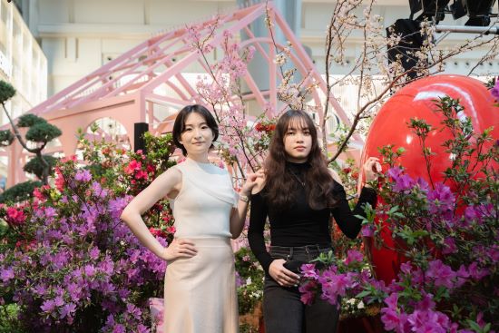 綻放城市花藝新風貌 「新北花Young101」攻頂國際地標 6 《圖說》「新北花Young101」展覽將在台北101的4樓都會廣場展出至4月19日,讓新北花卉與青農產品站上世界級舞台,展現農業未來的無限可能。〈農業局提供〉