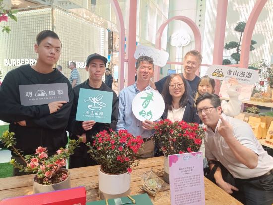 綻放城市花藝新風貌 「新北花Young101」攻頂國際地標 7 《圖說》新北青農充滿創新能量,期盼透過本次展覽讓國際看見新北特色農產,邀請民眾「馬上出花」,一起來台北101感受新北花卉與青農產品的獨特魅力。〈農業局提供〉