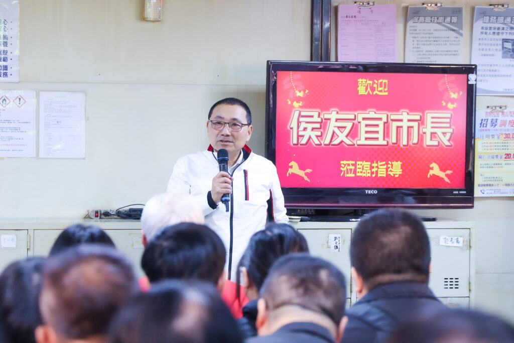 侯友宜:慰勞公車從業人員 共同打造優質公共運輸服務 2 %E4%BE%AF%E5%8F%8B%E5%AE%9C%E8%A1%A8%E7%A4%BA%E6%96%B0%E5%8C%97%E5%B8%82%E5%85%AC%E8%BB%8A%E5%B7%B2%E6%88%90%E7%82%BA%E6%B0%91%E7%9C%BE%E6%97%A5%E5%B8%B8%E4%B8%8D%E5%8F%AF%E6%88%96%E7%BC%BA%E7%9A%84%E5%85%AC%E5%85%B1%E4%BA%A4%E9%80%9A%E9%81%8B%E5%85%B7%E5%B0%A4%E5%85%B6%E6%AF%8F%E9%80%A2%E6%98%A5%E7%AF%80%E5%8F%8A%E5%81%87%E6%97%A5%E6%9C%9F%E9%96%93%E9%83%BD%E6%9C%89%E8%B3%B4%E5%85%AC%E8%BB%8A%E6%A5%AD%E8%80%85%E5%A0%85%E5%AE%88%E5%B4%97%E4%BD%8D%E9%A0%86%E5%88%A9%E5%B0%87%E6%97%85%E5%AE%A2%E8%BC%89%E8%87%B3%E7%9B%AE%E7%9A%84%E5%9C%B0 1024x683 1