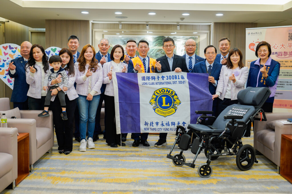 永福獅子會響應好日子愛心大平台 捐贈35台伸展防滑仰躺高背輪椅 2 %E7%AC%AC35%E5%B1%86%E6%B0%B8%E7%A6%8F%E7%8D%85%E5%AD%90%E6%9C%83%E6%9C%83%E5%93%A1%E4%BB%A3%E8%A1%A8%E8%81%AF%E5%90%88%E6%8D%90%E8%B4%8835%E5%8F%B0%E4%BC%B8%E5%B1%95%E9%98%B2%E6%BB%91%E4%BB%B0%E8%BA%BA%E9%AB%98%E8%83%8C%E8%BC%AA%E6%A4%85 1024x681 1