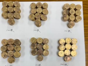 粗糙假50元硬幣露餡 信義警一舉查獲677枚 4 MEITU 20260226 174805528 300x225 1