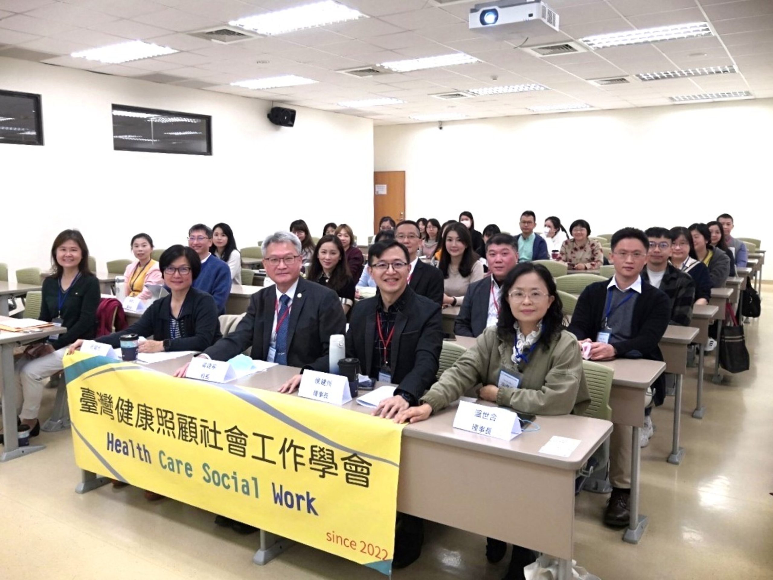 AI進入社工現場 效率提升還是倫理考驗 4 02 %E4%B8%AD%E5%B1%B1%E9%86%AB%E5%A4%A7%E9%95%B7%E6%9C%9F%E8%88%87%E8%87%BA%E7%81%A3%E5%81%A5%E5%BA%B7%E7%85%A7%E9%A1%A7%E7%A4%BE%E6%9C%83%E5%B7%A5%E4%BD%9C%E5%AD%B8%E6%9C%83%E5%90%88%E4%BD%9C%E6%8C%81%E7%BA%8C%E8%BE%A6%E7%90%86%E5%81%A5%E5%BA%B7%E7%85%A7%E9%A1%A7%E8%88%87%E7%A4%BE%E6%9C%83%E5%B7%A5%E4%BD%9C%E8%B7%A8%E5%9F%9F%E7%A0%94 scaled 1