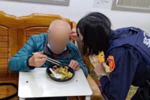萬華暖警推己及人 深夜安撫老翁助團圓 4 MEITU 20260227 101428181 300x200 1