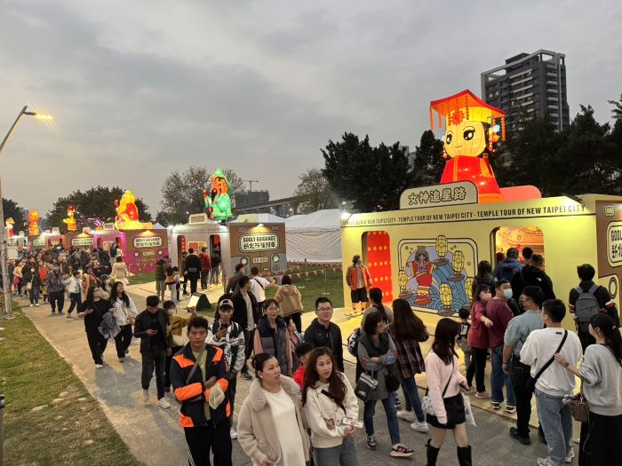 《圖說》祈福列車強勢回歸新北燈會, 吸引滿滿賞燈祈福人潮。〈民政局提供〉