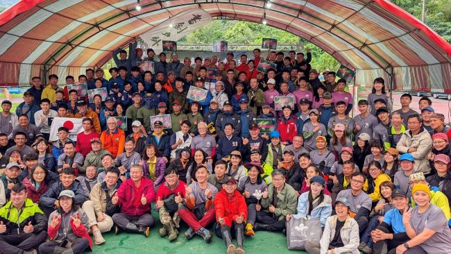 山域搜救交流新北登場 韓日專業團隊首度來台尬技 5 《圖說》陳崇岳與第五屆山域搜救技能交流賽隊伍合照。〈消防局提供〉