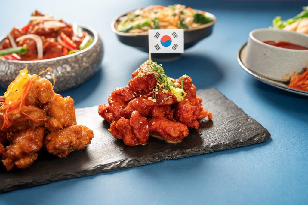 福容大飯店桃園機場捷運A8店整合「餐飲+觀光+話題」 4 %E5%9C%964%E7%94%B0%E5%9C%92%E8%A5%BF%E9%A4%90%E5%BB%B3%E6%98%A5%E6%84%8F%E6%BC%AB%E9%81%8A%E9%A3%9F%E5%9C%A8%E6%97%A5%E9%9F%93%E5%8F%AF%E5%93%81%E5%9A%90%E5%88%B0%E9%9F%93%E5%BC%8F%E7%82%B8%E9%9B%9E%E7%AD%89%E5%A4%9A%E9%81%93%E9%9F%93%E5%9C%8B%E7%B6%93%E5%85%B8%E6%8B%9B%E7%89%8C%E6%96%99%E7%90%86 1024x683 1