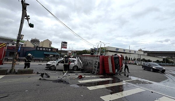救災途中遭撞!消防車左轉遭白車衝撞 7人輕傷送醫 4 f 29347900 1