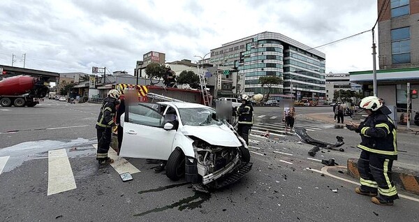 救災途中遭撞!消防車左轉遭白車衝撞 7人輕傷送醫 5 f 29347899 1
