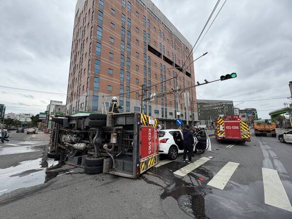 救災途中遭撞!消防車左轉遭白車衝撞 7人輕傷送醫 6 f 29347898 1