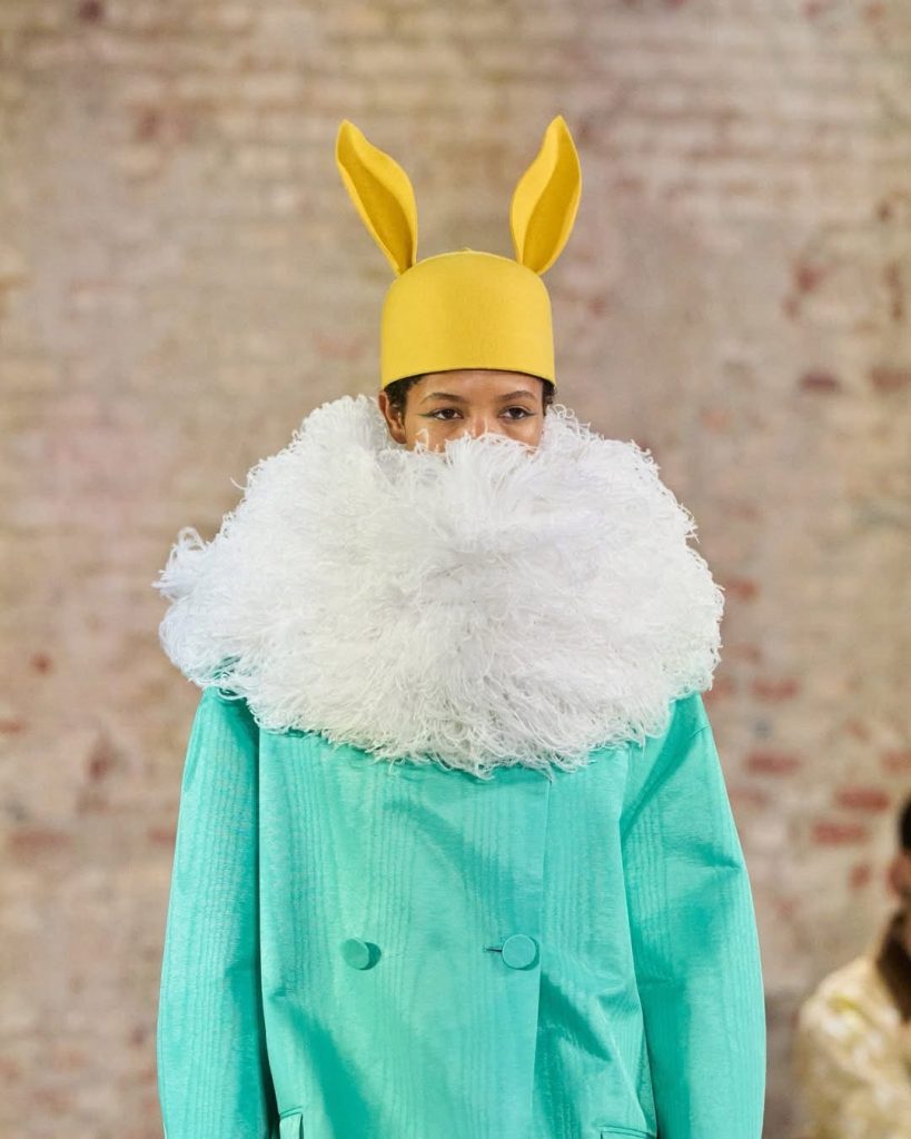 童年記憶的時尚狂想:Adrian Appiolaza 執掌 MOSCHINO 2026 秋冬系列 7 S 9658396 0 819x1024 1