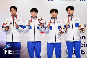 %E9%9D%92%E5%B9%B4%E7%94%B7%E5%AD%90%E9%8A%B3%E5%8A%8D%E5%9C%98%E9%AB%94%E9%87%91%E7%89%8C %E9%A0%92%E7%8D%8E%E8%8A%B1%E7%B5%AE1%E5%B7%A6%E8%B5%B7%E6%9D%8E%E8%AE%93%E6%9E%97%E5%93%B2%E7%BE%A4%E9%99%B3%E7%A7%89%E6%BF%AC%E5%8A%89%E7%80%9A%E6%96%87 Fotor 300x200 1