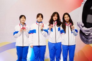 %E9%9D%92%E5%B0%91%E5%B9%B4%E5%A5%B3%E9%8A%B3%E5%9C%98%E9%AB%94%E9%8A%85%E7%89%8C %E9%A0%92%E7%8D%8E%E8%8A%B1%E7%B5%AE%E5%B7%A6%E8%B5%B7%E5%BE%90%E5%8F%8B%E5%AB%BB%E6%A5%8A%E6%98%80%E8%87%BB%E5%BC%B5%E6%81%A9%E7%91%9C%E6%9E%97%E9%9B%A8%E6%BD%94 Fotor 300x200 1