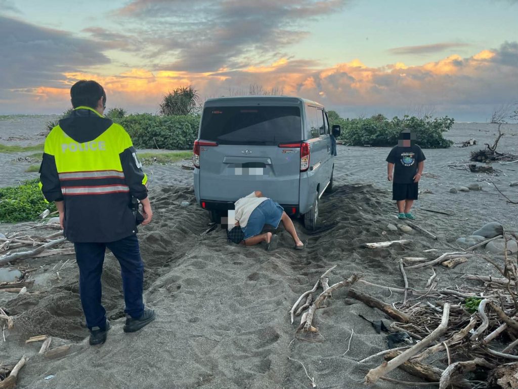 旅客車陷台東達仁南田海灘沙地 警方協助脫困 4 S 515940366 0 1024x768 1